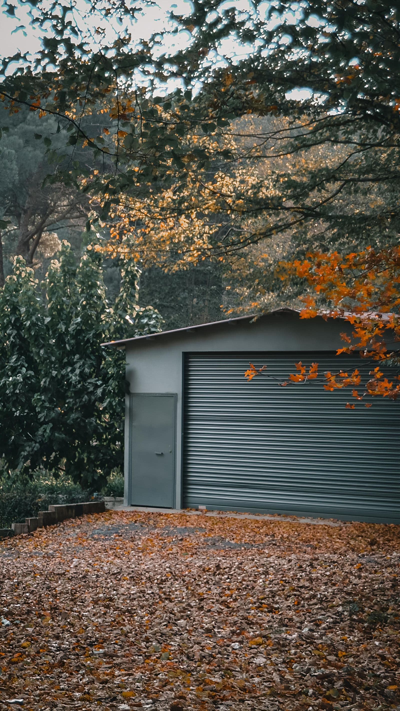 Vrijstaande garage met kanteldeur in een achtertuin